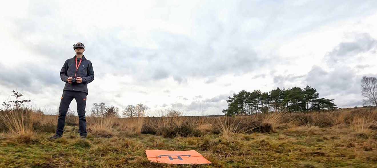 Afbeelding van mezelf terwijl ik een FPV drone bestuur.