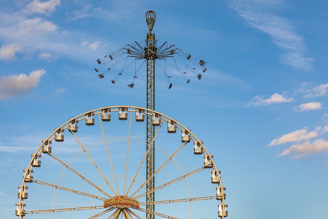 Afbeelding van een attractie in een recreatiepark.